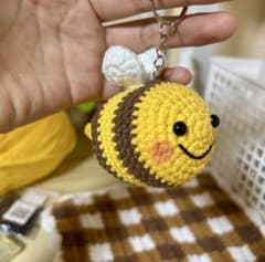 [2点]ハンドメイド ニット みつばちととうもろこしキーホルダーのサムネイル