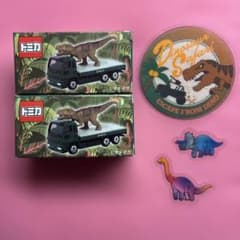 ジャングリア沖縄　トミカ「恐竜トラック」3個、シール2枚セット ジャングリア沖縄 トミカ「恐竜トラック」2個、恐竜シール大小3