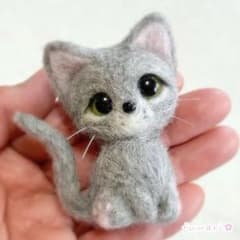 羊毛フェルト 猫 グレー 子猫ちゃん おすまし♡ ハンドメイド - メルカリ