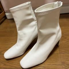 グレイル　白ブーツのサムネイル