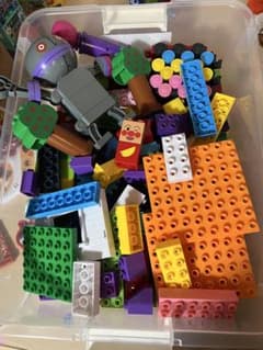 カラフルブロックとロボットフィギュアセットのサムネイル