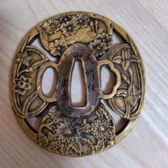 花彫刻の金属製鍔 武州住正春　銘 花彫刻の金属製鍔 武州住正春 銘 - メルカリ