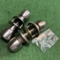 ステンレス ドアノブ 中古　２個　取り付けネジ付き　鍵なしのサムネイル