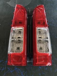 トヨタ　200系　ハイエース 純正テールランプ 新車外しのサムネイル