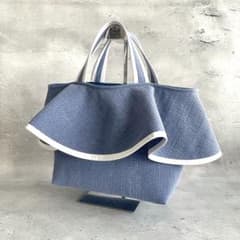 フレアフリル付き細ヌビトートバッグ（M） デニムブルー×ホワイト