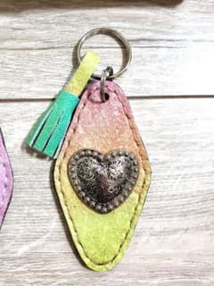 【handmade】レザーグラデーションカラーキーホルダー④のサムネイル