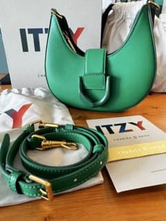 【限定】ITZY×CHARLES&KEITH Gabineホーボーバッググリーンのサムネイル