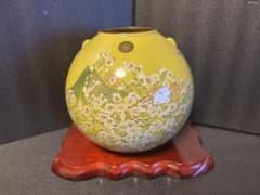 ☆未使用 菊の御紋【九谷陶勝】 黄釉かすみ草 耳付 花瓶 花器 木製台付