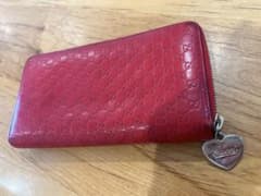 Gucci 赤 長財布 ハートチャーム付き - メルカリ