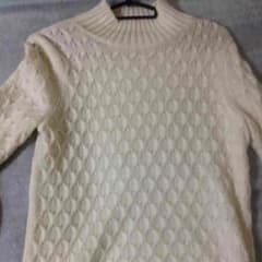 白色ニットのサムネイル