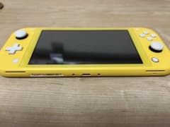 Nintendo Switchライトイエロー【箱無し】SDカード付きのサムネイル