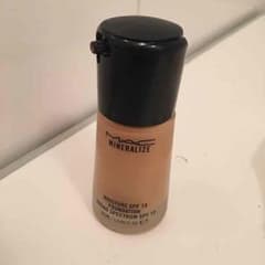 イズ モイスチャー SPF 15 ファンデーションのサムネイル