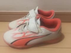 PUMA サッカーシューズ　子供用のサムネイル