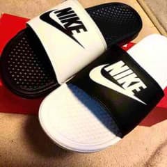 【新品未使用】NIKEミスマッチサンダル 25cm 27cmのサムネイル