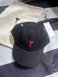 AMI PARISブラックハート刺繍キャップ 収納袋付き - メルカリ