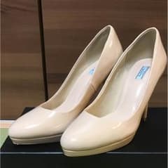 イーボル ベージュパンプス 24センチのサムネイル