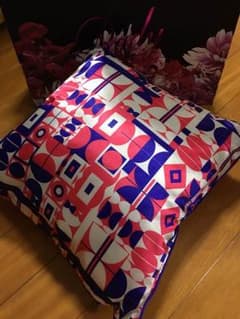 EGOIST♡限定♡レア♡幾何学クッション♡ホワイト♡新品未使用♡サテン生地のサムネイル