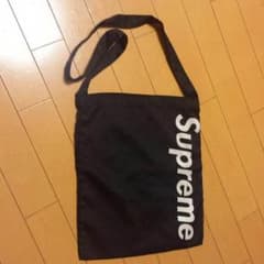 supremeのサムネイル