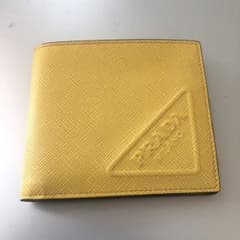 プラダ　黄色 二つ折り財布 エンボスロゴ付き プラダ 黄色 二つ折り財布 エンボスロゴ付き - メルカリ