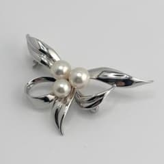 美品 MIKIMOTO 3連パールブローチ シルバー リボン フラワー 現行