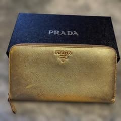 PRADAロープロゴ　ストアギャランティゴールドプレート PRADA ゴールド 長財布 ギャランティカード 箱付き - メルカリ