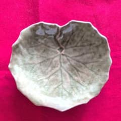 中川政七商店 葉っぱ型 陶器 皿 三つ足 貫入入り - メルカリ