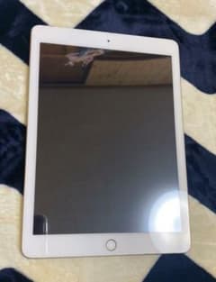 iPad 5世代　32GB WiFi セルラー　auのサムネイル