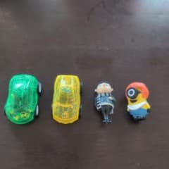 ミニカーとミニオンキャラクター4体セットのサムネイル