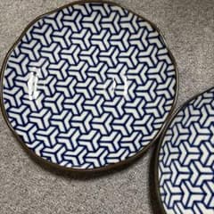 青と白の幾何学模様の皿 2枚セット - メルカリ
