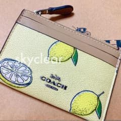 新品❇︎正規品 COACH レモン柄 ミニスキミーID パスケース 新品❇︎正規品 COACH レモン柄 ミニスキミーID パスケース - メルカリ