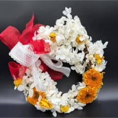 白あじさいとミニバラに赤リボンを添えた華やかリース (21cm)のサムネイル