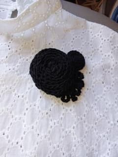 ハンドメイド ニットフラワー コサージュ ブラックのサムネイル