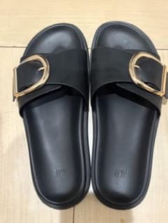 H&M バックル付きブラックスライドサンダルのサムネイル