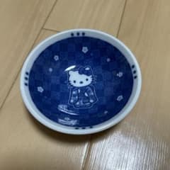 ¥700 ハローキティ 着物　皿のサムネイル