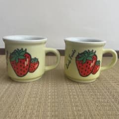 レトロなイチゴのマグカップのサムネイル