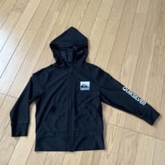 QUIKSILVER ラッシュガードブラックパーカー 120のサムネイル