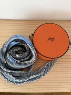 HERMES シルクスカーフ　ゴルフボール　ゴルフクラブ柄　プリーツ　箱付き HERMES シルクスカーフ ゴルフボール ゴルフクラブ柄 プリーツ 箱付き
