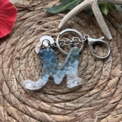 海 レジン イニシャルキーホルダー M ハンドメイド オーシャンアートのサムネイル
