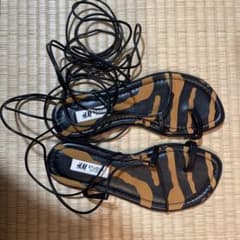 H&M トラ柄サンダルのサムネイル