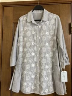 新品未使用 Luporte 花柄刺繍 ストライプ ブラウスのサムネイル