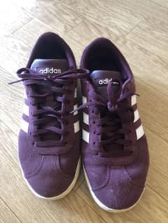 adidas スニーカーのサムネイル