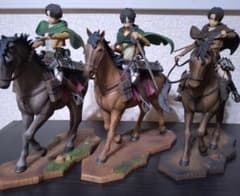 [Attack Titan Figure Set