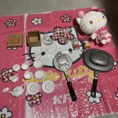ハローキティ レトログッズ　フライパン　ミニ陶器セット ハローキティ レトログッズ フライパン ミニ陶器セット - メルカリ