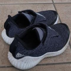 adidasのサムネイル