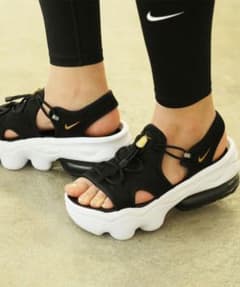 NIKE エアマックスココ 黒×白　23センチのサムネイル