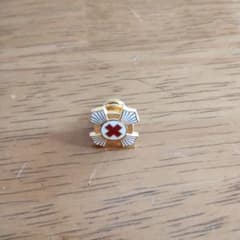 赤い十字の金属製バッジのサムネイル