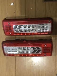 udクオン純正　ＬＥＤテールランプのサムネイル