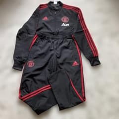 アディダスManchester United ジャージ　黒　赤3本ライン　AON アディダスManchester United ジャージ 黒 赤3本ライン AON - メルカリ
