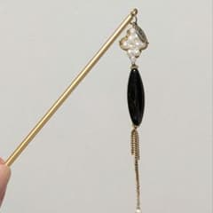 パールと黒石の揺れるかんざしのサムネイル