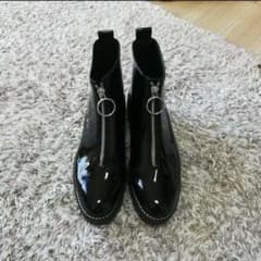 値下げ！ZARA エナメル ショートブーツ 25cm相当のサムネイル